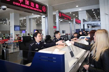 Du khách nước ngoài làm thủ tục nhập cảnh tại một sân bay ở Trung Quốc. (Ảnh: China daily)