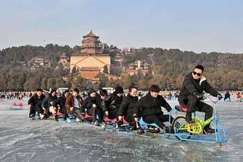 Du khách trượt băng trên mặt hồ trong Di Hòa viên, Bắc Kinh, Trung Quốc. (Ảnh: Tân Hoa Xã)