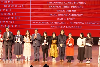Ông Hoàng Mai Diễn, Bí thư thứ nhất Đại sứ quán Việt Nam tại Trung Quốc trao giải cho các lưu học sinh giành giải Triển vọng.