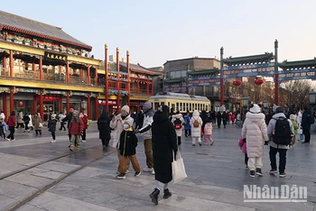 Phố đi bộ Tiền Môn ở thủ đô Bắc Kinh thu hút nhiều người dân và du khách trong dịp Tết Nguyên đán. Ảnh: HỒ QUÂN