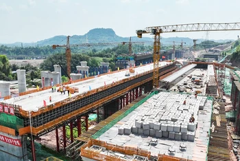 Công trường xây dựng cầu ở tỉnh Tứ Xuyên, Trung Quốc. (Ảnh: Tân Hoa Xã)