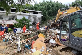 Lực lượng cứu hộ tìm kiếm người dân bị vùi lấp ở thôn Nhạc Lâm, xã Thọ Nhạc, khu Nam Nhạc, tỉnh Hồ Nam. (Ảnh: Tân Hoa xã)