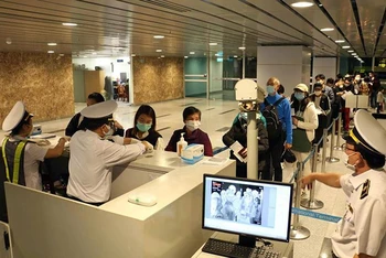 Kiểm dịch nhập cảnh tại sân bay quốc tế Đà Nẵng nhằm tăng cường giám sát phòng ngừa lây lan dịch bệnh. (Ảnh HỮU QUÝ) 