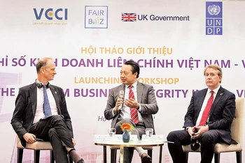 Ông Nguyễn Quang Vinh, Phó Chủ tịch điều hành Liên đoàn Thương mại và Công nghiệp Việt Nam (ở giữa) nhấn mạnh, để xây dựng văn hóa liêm chính, cần sự cam kết của người đứng đầu doanh nghiệp.