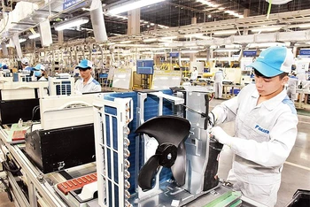  Công nhân Công ty cổ phần Daikin Việt Nam lắp ráp máy điều hòa. Ảnh: ĐẶNG MINH