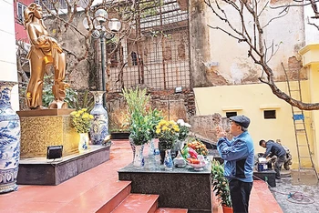 Ông Vũ Xuân Trường thắp nén nhang tại Đài tưởng niệm trên phố Khâm Thiên tưởng nhớ những người đã ngã xuống trong đêm 26/12/1972.