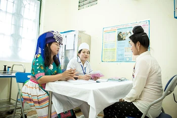 Cô đỡ thôn, bản Thào Thị Dễ (ngoài cùng bên trái) ở bản Tiên Lô, xã Na Son, huyện Điện Biên Đông tư vấn cho phụ nữ mang thai.