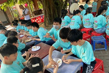 Học sinh tham gia các hoạt động tại Khu du lịch sinh thái Quảng Ninh Gate, tỉnh Quảng Ninh. (Ảnh Hà Thu)