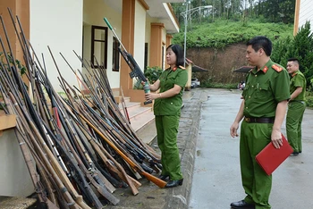 Cán bộ Công an huyện Yên Bình (Yên Bái) thu hồi vũ khí tự chế. (Ảnh Thanh Sơn)