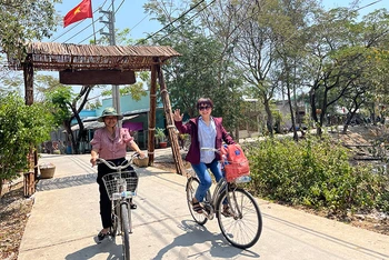Phát triển du lịch ở ấp Thiềng Liềng, xã đảo Thạnh An, huyện Cần Giờ - một trong những sản phẩm du lịch quận, huyện độc đáo của Thành phố Hồ Chí Minh.