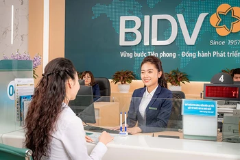 Khách hàng giao dịch tại Ngân hàng BIDV.