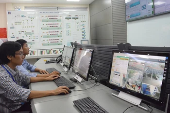 Vận hành hệ thống giám sát tại Nhà máy xử lý nước thải làng nghề Cầu Ngà, huyện Hoài Đức, Hà Nội. (Ảnh MINH HÀ)