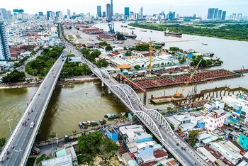 Cảng Nhà Rồng-Khánh Hội nhìn từ đường Nguyễn Tất Thành (Quận 4). (Ảnh MINH TÚ)