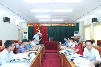 Đoàn kiểm tra của Ban Thường vụ Tỉnh ủy Bắc Giang kiểm tra việc thực hiện Nghị quyết của Tỉnh ủy tại huyện Việt Yên. (Ảnh QUỐC TRƯỜNG)