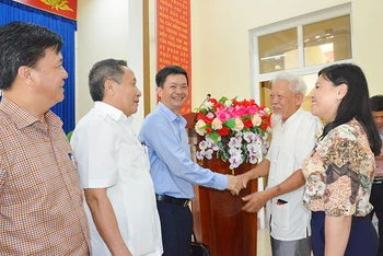 Bí thư Tỉnh ủy Quảng Trị Lê Quang Tùng (thứ ba từ phải sang) trò chuyện với cử tri ở thị xã Quảng Trị.