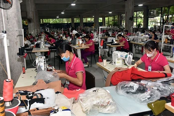 Sản xuất các sản phẩm xuất khẩu tại Công ty cổ phần sản xuất hàng thể thao MXP, tỉnh Thái Bình. (Ảnh ĐĂNG DUY)