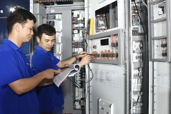 Công nhân Công ty TNHH Vander Leun (Hải Phòng) kiểm tra thiết bị điện. (Ảnh ĐỨC ANH)