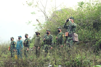 Cán bộ, chiến sĩ Đồn Biên phòng Tả Gia Khâu (Bộ đội Biên phòng tỉnh Lào Cai) tuần tra tại khu vực biên giới. (Ảnh VIẾT CHUNG)