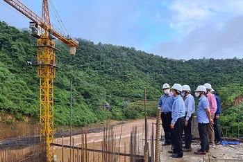 Đoàn công tác Ủy ban nhân dân tỉnh Điện Biên kiểm tra tại dự án thủy điện Huổi Chan 1.