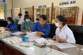 Thành viên tổ công nghệ hướng dẫn, tuyên truyền người dân Bình Phước thực hiện các thủ tục dịch vụ công trực tuyến.