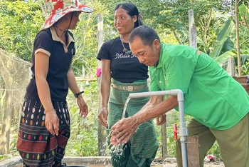 Người dân xã Thượng Trạch, huyện Bố Trạch (Quảng Bình) dùng nước sạch từ công trình nước do Bộ đội Biên phòng tặng.
