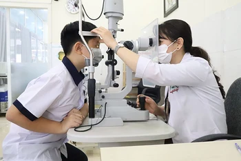 Khám bệnh đau mắt đỏ cho trẻ em tại Bệnh viện Mắt tỉnh Đắk Lắk. 