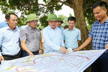 Bí thư Thành ủy Hà Nội Đinh Tiến Dũng khảo sát Dự án đầu tư xây dựng đường Vành đai 4-Vùng Thủ đô tại huyện Hoài Đức. (Ảnh THÀNH NGUYỄN)