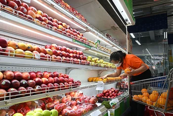 Người tiêu dùng lựa chọn các sản phẩm tại siêu thị BRG Mart Bùi Ngọc Dương, Hà Nội. (Ảnh TUỆ NGHI)