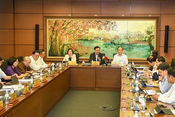 Đại biểu Quốc hội thành phố Hà Nội thảo luận ở tổ tại kỳ họp thứ 6. (Ảnh DUY LINH)