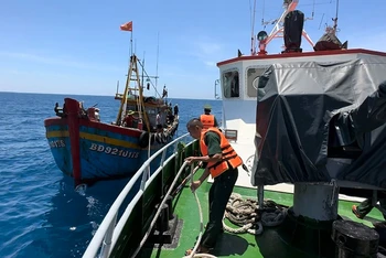 Lực lượng chức năng tỉnh Quảng Ngãi bắt giữ tàu cá khai thác tận diệt nguồn thủy sản ven bờ.