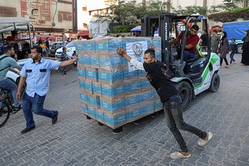 Vận chuyển hàng viện trợ tại thành phố Khan Younis ở dải Gaza.