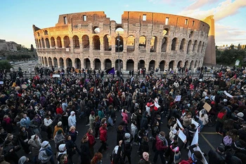 Tuần hành tại Rome (Italia) nhân Ngày thế giới xóa bỏ bạo lực đối với phụ nữ.