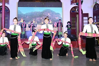 Trình diễn xòe Thái tại chương trình giới thiệu, trưng bày di sản văn hóa phi vật thể được UNESCO công nhận.