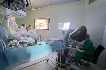 Ca phẫu thuật bằng robot điều trị ung thư phổi cho người bệnh do các bác sĩ Bệnh viện K và chuyên gia nước ngoài phối hợp thực hiện. (Ảnh THÁI HÀ)