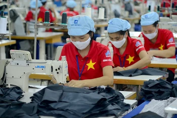 May quần áo xuất khẩu tại Công ty May 10 (thuộc Tập đoàn Dệt may Việt Nam). (Ảnh Hoàng Anh)