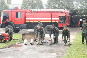 Kíp xe cứu hỏa chuyên dụng của Kho K23 (Cục Kỹ thuật, Quân khu 3) luyện tập phương án chữa cháy tại đơn vị.
