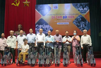 Lãnh đạo Trung ương Hội trao xe lăn tặng nạn nhân chất độc da cam TP Hà Nội và tỉnh Bắc Giang. (Ảnh QUÂN THỦY) 