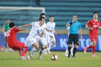 Tiền đạo Văn Toàn (số 9) ghi bàn thắng ấn định chiến thắng 3-0 cho Thép Xanh Nam Định. (Ảnh VPF)