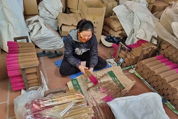 Người dân làng hương Quảng Phú Cầu (Hà Nội) khẩn trương sản xuất phục vụ Tết Nguyên đán.