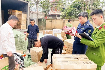 Lực lượng chức năng tỉnh Lạng Sơn bắt giữ một xe chở hàng nhập lậu lưu thông qua địa bàn. (Ảnh LƯU QUYÊN)