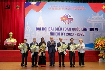 Ông Piotr Tsvetov (đứng giữa) tại Đại hội đại biểu toàn quốc lần thứ VI của Hội Hữu nghị Việt Nam-Liên bang Nga.