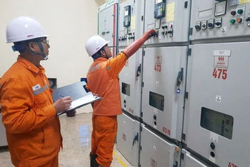 Công nhân Đội Quản lý vận hành lưới điện cao thế Quảng Ninh (Công ty Điện lực Quảng Ninh) vận hành Trạm biến áp 110 kV Móng Cái. (Ảnh HOÀNG NGA)