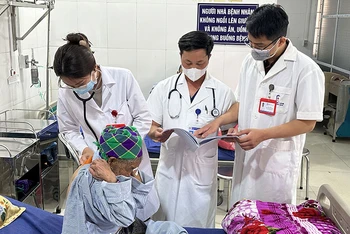 Các bác sĩ nội trú Bệnh viện Đại học Y Hà Nội phối hợp bác sĩ Trung tâm Y tế huyện Si Ma Cai (Lào Cai) khám, chữa bệnh cho người dân.