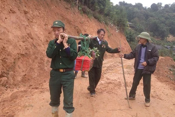 Cựu chiến binh Nguyễn Văn Kim (bên trái) trong một chuyến tìm kiếm hài cốt của đồng đội tại huyện Vị Xuyên, tỉnh Hà Giang.