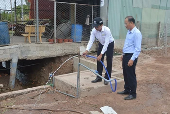 Kiểm tra nguồn nước sinh hoạt ở vùng ngọt hóa Gò Công, tỉnh Tiền Giang. (Ảnh NGUYỄN SỰ)