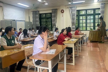 Thí sinh dự thi kỳ thi tuyển vào lớp 10 THPT năm học 2023-2024 tại Hội đồng thi THPT Chuyên Lào Cai. (Ảnh HÀ THUẬN) 