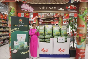 Gạo “Cơm ViệtNam Rice” lên kệ chuỗi siêu thị của tập đoàn phân phối bán lẻ hàng đầu nước Pháp E.leclerc và hệ thống phân phối Carrefour. (Ảnh MINH AN)