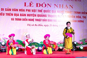 Các nghệ nhân ở huyện Quảng Trạch (Quảng Bình) trình diễn nghệ thuật hát Kiều.