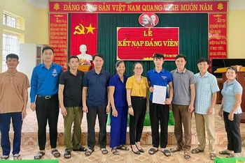 Lễ kết nạp đảng viên tại Chi bộ bản Lau, thị trấn Thạch Giám, huyện Tương Dương.