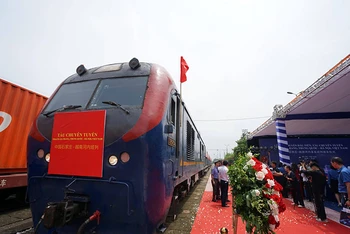 Chuyến tàu đầu tiên chuyên tuyến Thạch Gia Trang, tỉnh Hà Bắc (Trung Quốc)-Yên Viên (Hà Nội) tới ga Yên Viên ngày 2/8/2023. (Ảnh TÂN HOA XÃ)